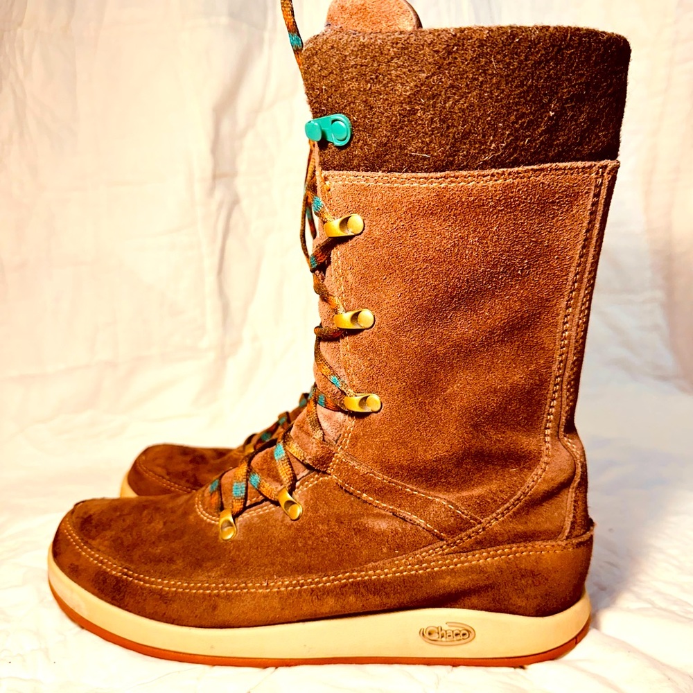 Chaco Uma Leather Suede Boots. Brown leather vintage lace up boots.